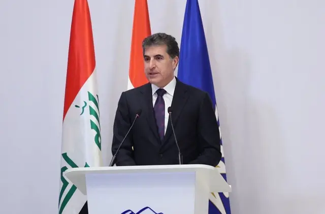 Necirvan Barzani kürsüde basın açıklaması yaparken.