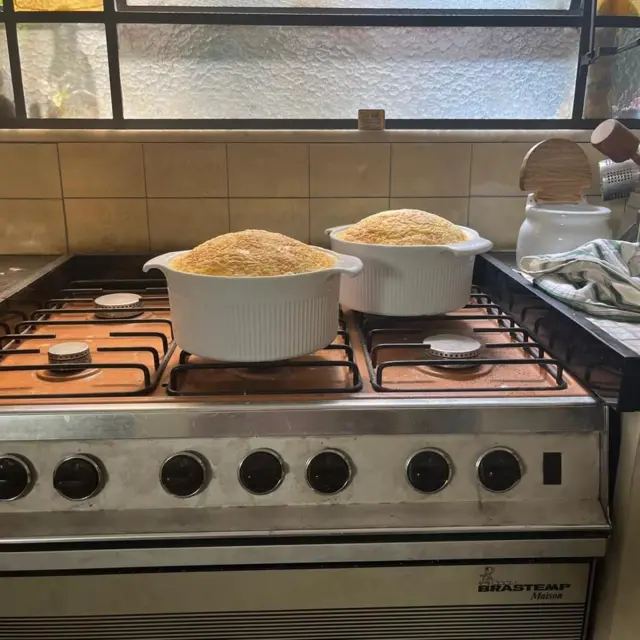 Dois suflês em cima de um fogão