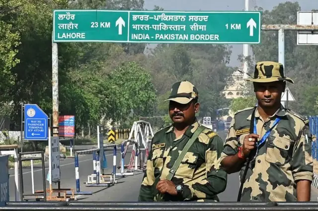 भारत र पाकिस्तानको सीमामा अवस्थित वाघा नाकामा तैनाथ भारतीय सैनिकहरू