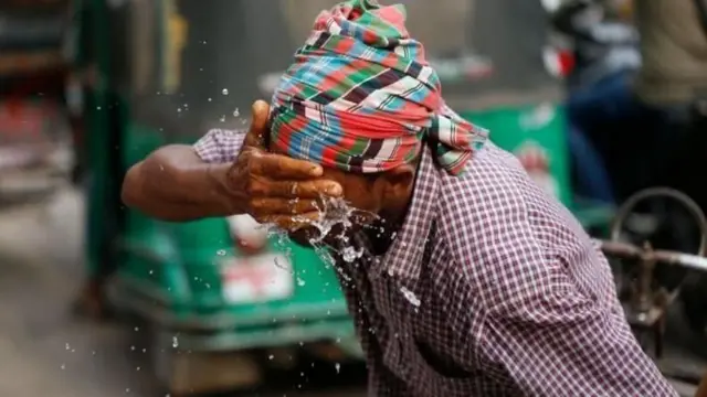 মুখে পানির ঝাপটা দিচ্ছেন একজন।