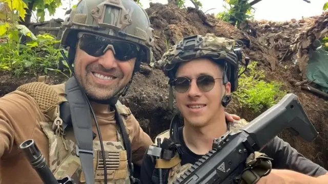 Ostap Onistrat, wari ufite imyaka 20 (iburyo ari kumwe na se) yarashwe na drone iramushwanyaguza