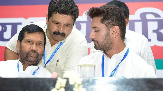 रामविलास पासवान और चिराग पासवान (फाइल फोटो)