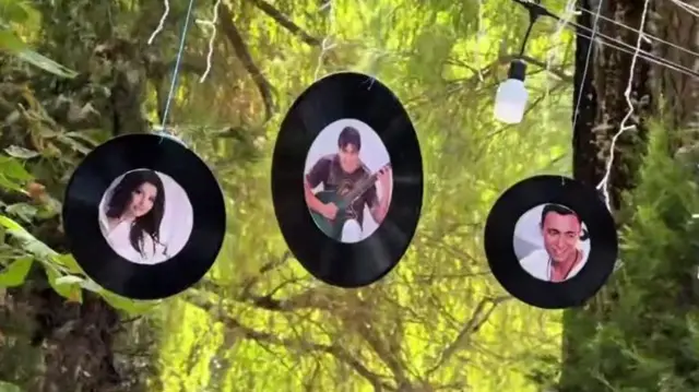 Машҳур қўшиқчиларнинг пластинкага ёпиштирилган фотолари