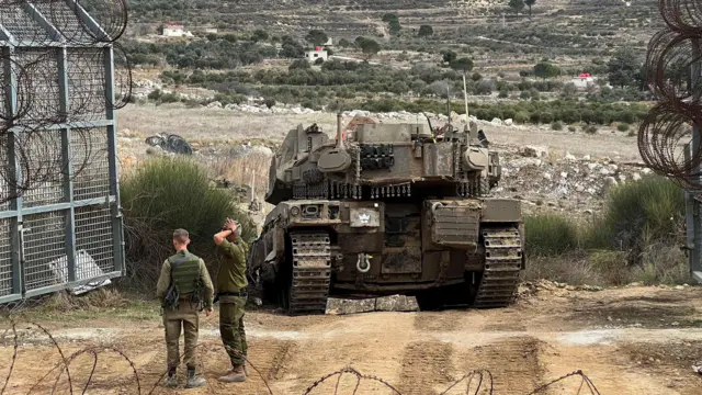 Un tanque israelí cruza la línea de alto el fuego entre Siria y los Altos del Golán ocupados por Israel, el 11 de diciembre de 2024