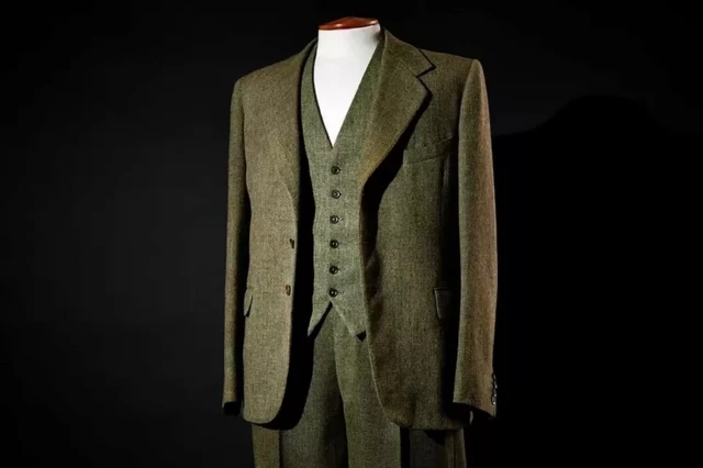 کت‌و‌شلوار هیت که هنوز در موزهٔ مادام توسو در معرض نمایش است