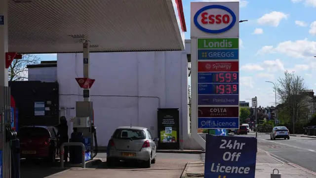 İngiltere'de bir petrol istasyonu 