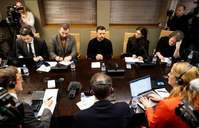 الرئيس الأوكراني فولوديمير زيلينسكي يستمع إلى الأسئلة خلال اجتماع مع أعضاء وسائل الإعلام في ضواحي لندن، بريطانيا،
