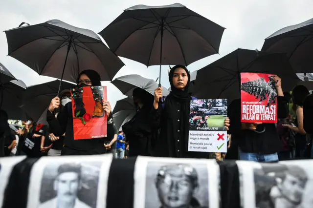 Aksi, Kamisan, Istana