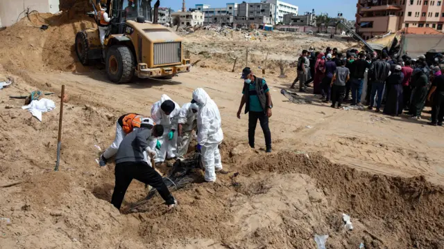 ماموران فلسطینی در حال کشف اجساد