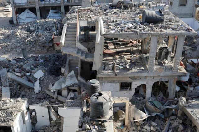 Pemandangan umum lokasi serangan Israel terhadap sebuah rumah, di Khan Younis di Jalur Gaza selatan, 18 Maret 2025.