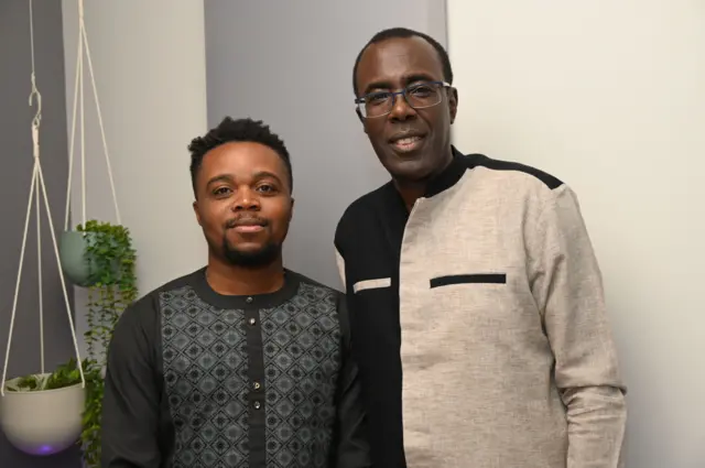 Déo Munyakazi ahagararanye n'umunyamakuru wa BBC Félin Gakwaya. Bombi barareba muri 'camera'. 