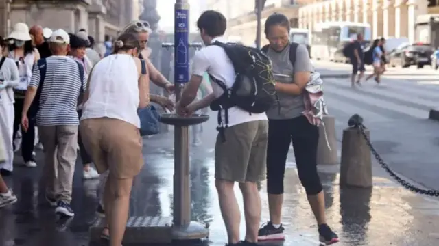 Pipo dey try cool off for water points wey di City of Paris set up