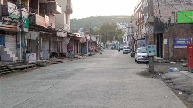 राजौरीमध्ये रविवारी दुकानं बंद होती.