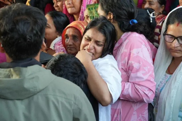 विपिनकी बहिनी पुष्पा र अन्य आफन्त शवयात्रा सुरु हुने समयमा शोकाकुल अवस्थामा। 