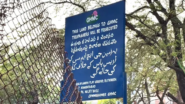 జీహెచ్ఎంసీ అధికారులు పెట్టిన బోర్డు 