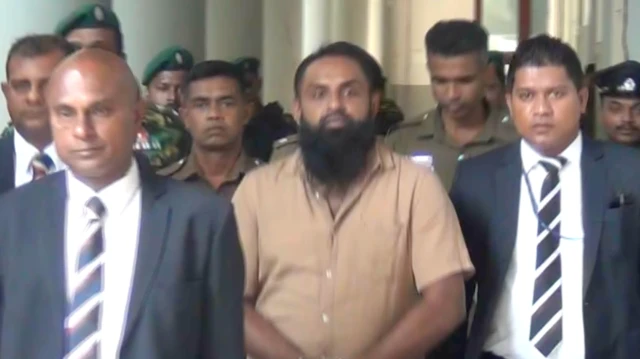 "හරක් කටාව ගේනකොට මට මිලියන 700ක් ඔෆර් කෙරුව මෙහෙට ගේන්නෙ නැතුව ඩුබායිවලට අරින්න කියල. කොහොම හරි ඒක වැඩිදුර යන්න වුණේ නෑ. ඔෆර් එක දුන්න කෙනා වෙඩි කෑවා."