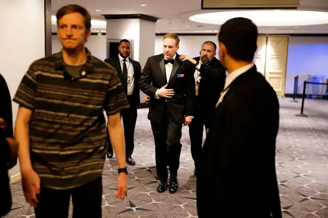 ပွဲအခမ်းအနားတက်သူတွေကို ကယ်ထုတ်နေတဲ့ မြင်ကွင်း 