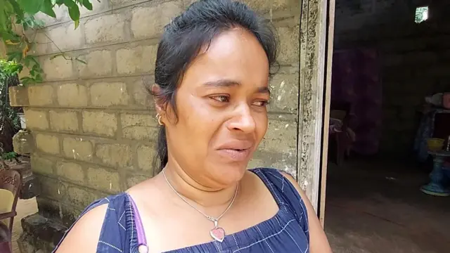  සබීතා සංජීවනි තම ස්වාමිපුර්ෂයා මුහුණ දී සිටින තත්ත්වය ගැන බීබීසී සිංහල වෙත කියා සිටියාය.“මුදලාලි කිව්වා අපිට මියන්මාර හමුදාව අපේ ධීවරයන් අල්ලන් ගියා කියලා. ගමේ අයත් කිව්වා .ඊට වැඩිය කිසිම තොරතුරක් අපිට කියන්නේ නැහැ.