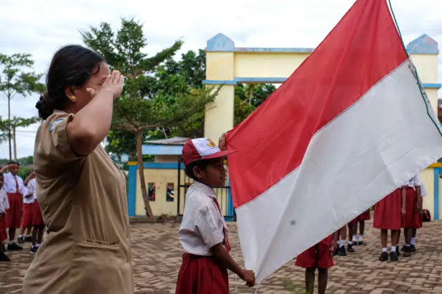 Sejumlah murid mengikuti upacara bendera pada hari pertama masuk sekolah di SD Negeri Inpres Pasir Dua, Kota Jayapura, Papua, Senin (13/7/2026). Sekolah-sekolah di Jayapura mulai melaksanakan kegiatan Masa Pengenalan Lingkungan Sekolah (MPLS) dan pembelajaran tatap muka tahun ajaran 2026/2027.