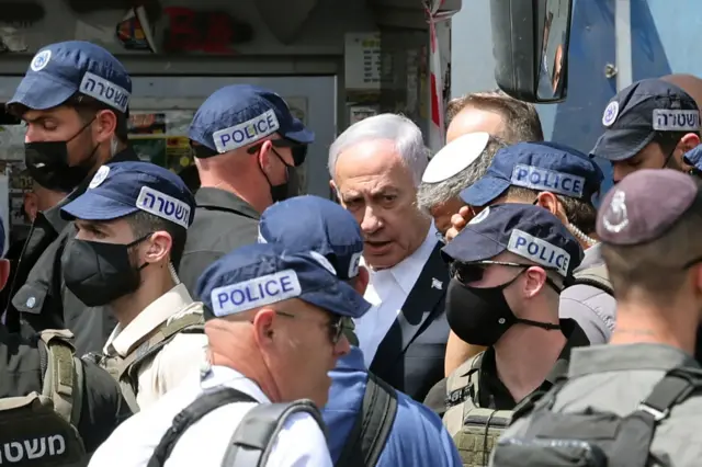 İsrail Başbakanı Binyamin Netanyahu olay yerinde.