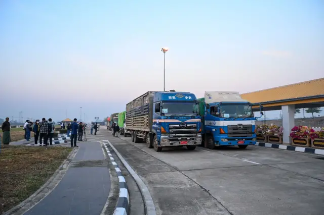 ထိုင်းနိုင်ငံဟာ ထိုင်း -မြန်မာ နယ်စပ်တစ်လျှောက်က စာနာမှုအကူအညီလိုအပ်နေသူတွေကို ထောက်ပံ့မှုပေးနိုင်ရေး ရှေ့ပြေး စီမံချက် တစ်စိတ်တစ်ပိုင်းအနေနဲ့ ကရင်ပြည်နယ်ထဲက နေရာအချို့ကို မတ်လ ၂၅ ရက်မှာ အကူအညီပေးခဲ့ပါတယ်