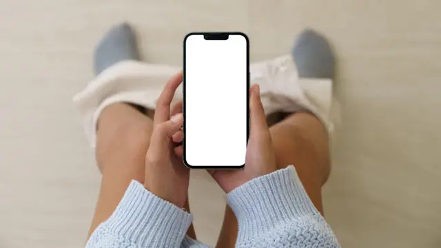 టాయిలెట్లో మొబైల్ ఫోన్ వాడకం ప్రతీకాత్మక చిత్రం