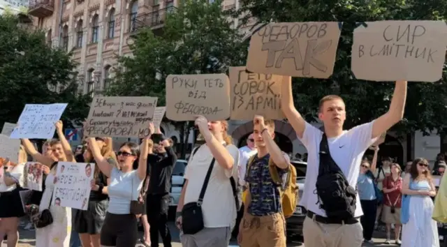протести з картонками 