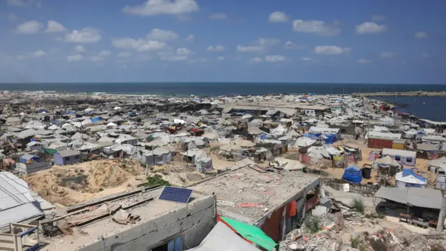 خيامٌ تؤوي نازحين فلسطينيين تملأ المنطقة المتضررة من الحرب المحيطة بميناء مدينة غزة في 8 أغسطس/آب 2025. 