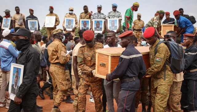 L'armée a eu du mal à faire face à l'insurrection djihadiste qui s'est répandue à partir du Mali voisin en 2015