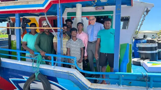 "ලොකු සටනක් කරලා තමයි අපේ ධීවරයින්වයි යාත්‍රාවයි බේරා ගෙන තියෙන්නේ.වෙඩි හුවමාරුවක් පවා සිදුවෙලා තිබෙනවා. මේ වෙන කොට මගේ යාත්‍රාව සීෂෙල්ස් රටට ආසන්නවයි තිබෙන්නේ හෙට උදේ වෙන කොට අපේ ධීවරයින්ට ඒ රටට ගොඩ බසින්න පුළුවන් 'යැයි මුහුදු කොල්ලකරුවන්ගේ ග්‍රහණයෙන් මුදවා ගත් ලොරෙන්සෝ පුතා 4 යාත්‍රාවේ හිමිකරු ෆ්‍රැන්සිස් මිල්රෝයි පෙරේරා පැවසීය.