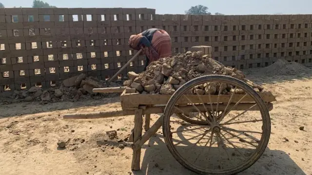 ईंट भट्ठे पर काम करती एक महिला