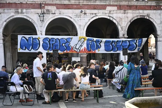 İnsanlar, 13 Haziran 2025'te Venedik'te Amazon Kurucusu ve CEO'su Jeff Bezos ile gazeteci Lauren Sanchez'in düğününe karşı protesto için bir araya geldi. Şehrin dört bir yanına yayılan afişler arasında "Bezos'a yer yok" ifadesi de var.