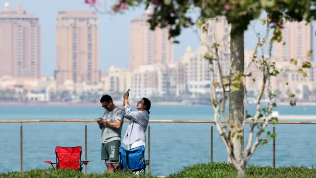 इरानले क्षेप्यास्त्र हमला गरेको भनेपछि दोहामा एक महिला मोबाइल झिकेर आकासतर्फ हेर्दै