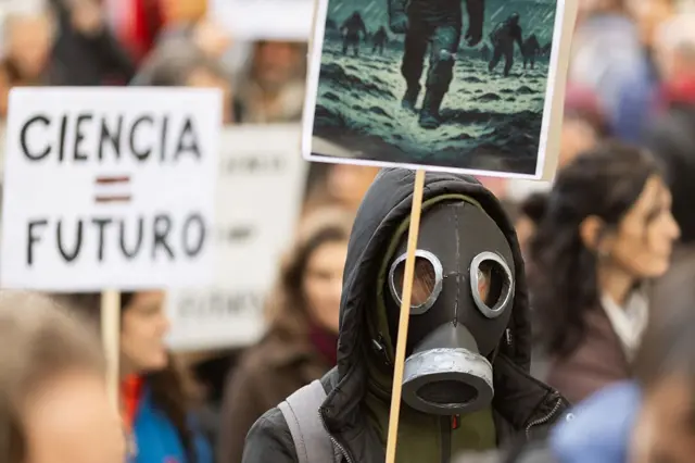 Los científicos argentinos advierten que el gobierno lleva a cabo un "cientificidio" por la falta de inversión.
