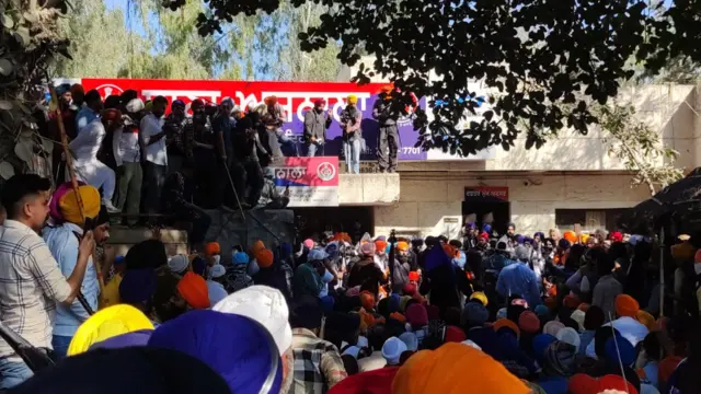 ਅਜਨਾਲਾ ਵਿੱਚ ਅਮ੍ਰਿਤਪਾਲ ਦੇ ਹਮਾਇਤੀਆਂ ਨੇ ਕਈ ਥਾਂਵਾਂ ਉੱਤੇ ਬੈਰੀਕੇਡ ਵੀ ਤੋੜੇ