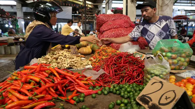 Seorang pedagang bumbu dapur melayani pembeli di Pasar Flamboyan, Pontianak, Kalimantan Barat, Senin (11/5/2026). Badan Pusat Statistik Kalimantan Barat mencatat inflasi tahunan (year-on-year/yoy) di provinsi tersebut pada April 2026 sebesar 2,50 persen dengan indeks harga konsumen 110,55, sementara kelompok makanan, minuman, dan tembakau menjadi penyumbang inflasi terbesar. 