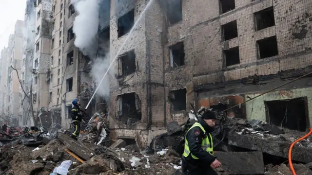 Російський ракетний обстріл житлової багатоповерхівки. Київ, 02 січня 2024 року