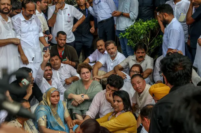 प्रधानमन्त्री निवासबाहिर धर्नामा बसेका राहुल गान्धी, प्रियाङ्का गान्धी र अन्य नेताहरू