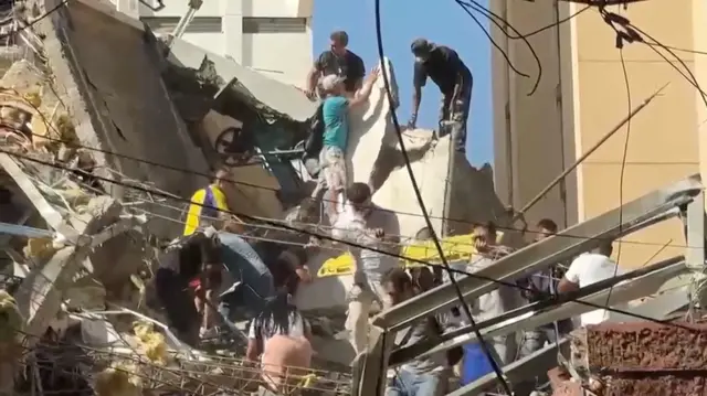 ЛЈуди на рушевинама