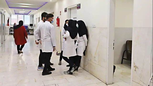 چند نفر از کادر درمان در حال صحبت