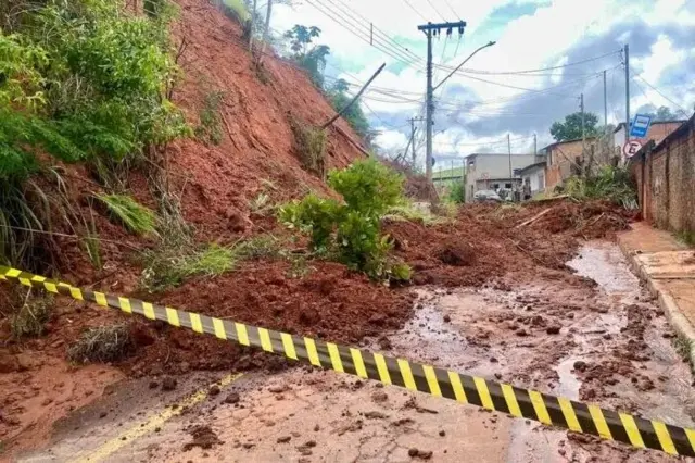Estrada bloqueada em Juiz de Fora por causa de deslizamentos