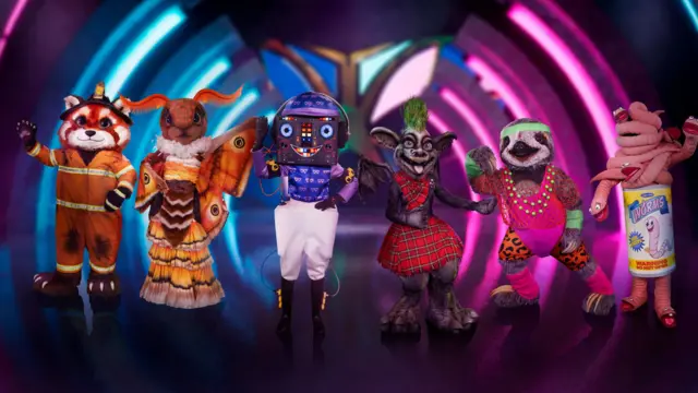 Seis personajes enmascarados en el escenario del estudio de Masked Singer