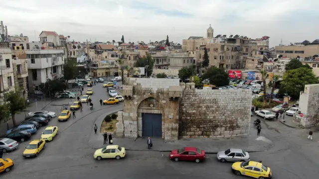 تظهر صورة التقطتها طائرة بدون طيار سيارات تسير في حي باب توما في دمشق، بعد أن أطاحت فصائل معارضة بالرئيس بشار الأسد.