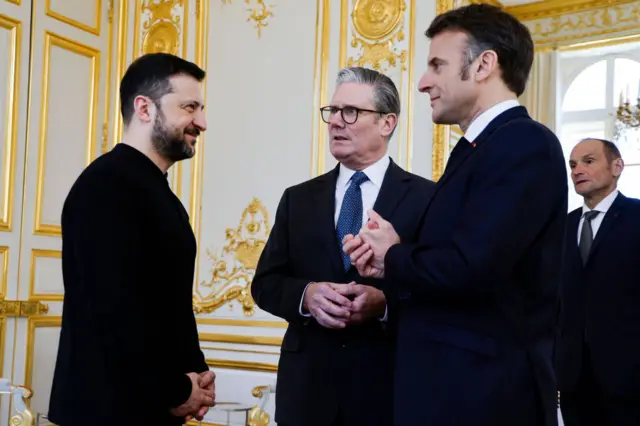 ولودیمیر زلنسکی، رئیس جمهور اوکراین (چپ) در کنار کییر استارمر، نخست وزیر بریتانیا (وسط) و امانوئل مکرون، رئیس جمهور فرانسه در نشست امروز پاریس