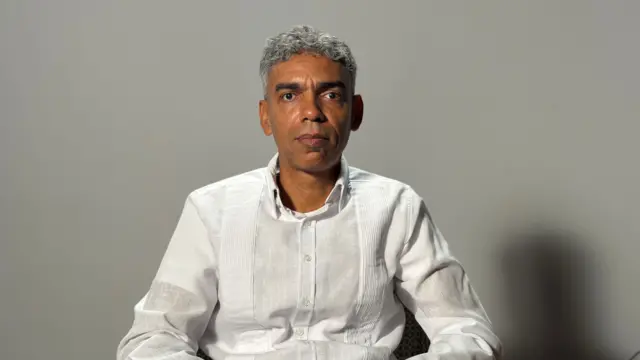 El ingeniero estructural Andrik Soto, con camisa blanca y gesto serio, mira de frete a la cámara.