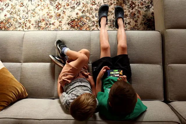 Anak-anak kecil bermain gim online di Roblox di Auckland, Selandia Baru.