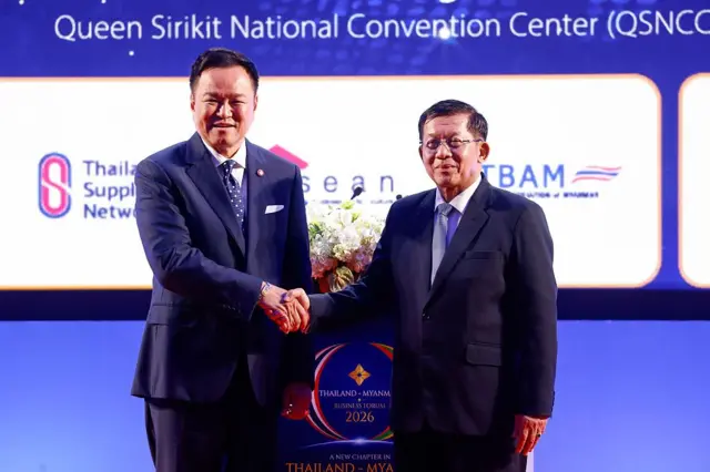 ထိုင်း-မြန်မာစီးပွားရေးဖိုရမ်တက်တဲ့ ထိုင်းဝန်ကြီးချုပ်နဲ့ ဦးမင်းအောင်လှိုင် 
