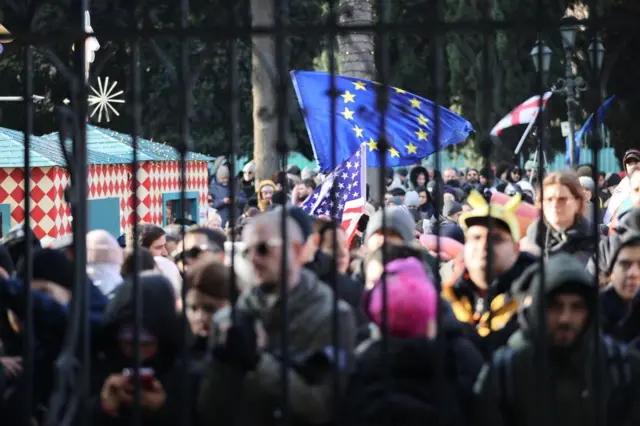 Zourabichvili'ye destek verenler AB ve ABD bayraklarıyla yeni Cumhurbaşkanı'nı protesto ediyor.