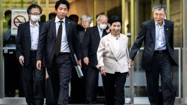 Ивао Хакамаданын эже Хидеко Хакамада жактоочулар менен бирге Сидзуока аймактык сотунан чыгып баратат