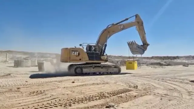 Imagen facilitada por el gobierno de Israel de una grúa moviendo un bloque amarillo en una zona inhabitada de Gaza, en octubre de 2025